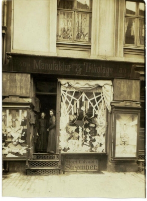 The shop in Nansensgade where my grandmother Asta is at the right and the younger girl to the left